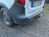 une petite voiture garée sur le bord de la route