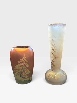 deux vases posés l'un à côté de l'autre sur une surface blanche