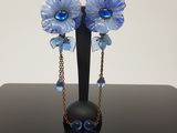 un vase noir orné de fleurs bleues, posé sur une table