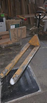 un skateboard posé par terre dans le garage