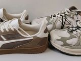 trois paires de chaussures sont alignées sur une surface blanche
