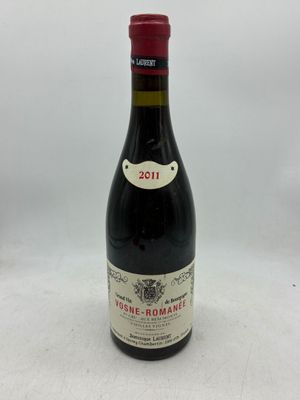 une bouteille de vin posée sur une table blanche