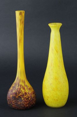 Deux vases en verre coloré: l'un dans les tons orangés, l'au… - Photo 1