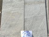 deux blocs de marbre posés au sommet d'une pile de palettes