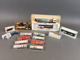de nombreux types différents de petits trains et de petits camions dans une boîte