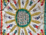 une écharpe blanche et verte sur laquelle sont représentées des personnes