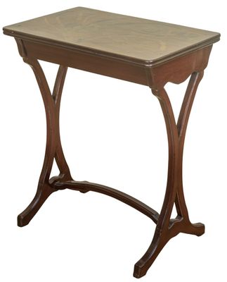 une petite table en bois avec un plateau et des pieds en bois