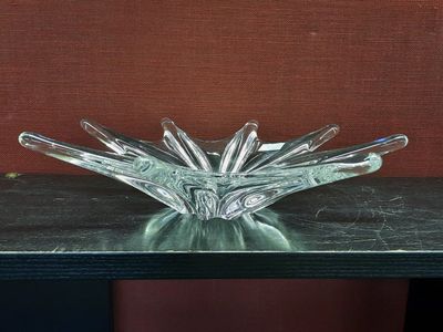 un bol en verre posé sur une table