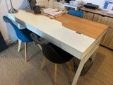 un bureau avec deux chaises et un ordinateur dessus