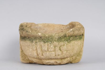 bénitier en grès, gravé IHS sur la panse.
