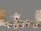 un grand nombre de tasses et de soucoupes posées sur une table