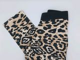 une paire de leggings à imprimé léopard sur fond blanc