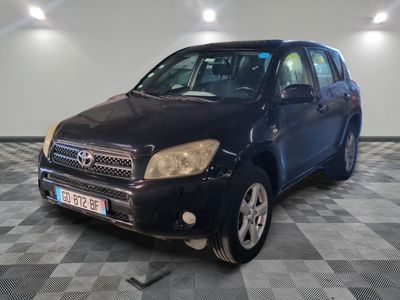 une photo d'une Toyota RAV noire garée dans un garage