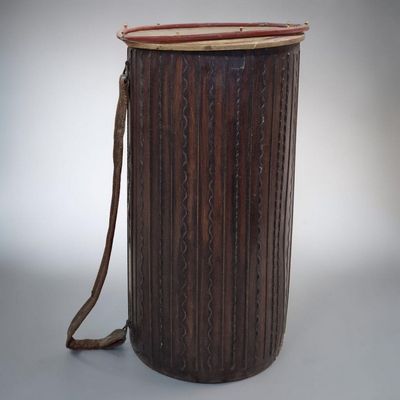 une image représentant un seau en bois muni d'une sangle