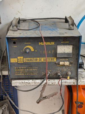 un chargeur électrique est posé sur une table dans un garage