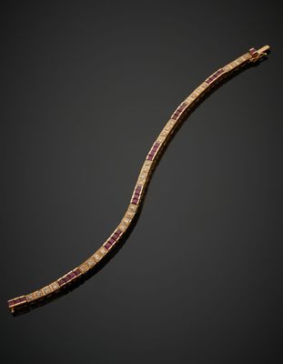 un bracelet en or serti de rubis et de diamants sur fond noir
