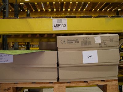 une grande pile de boîtes sur une palette dans un entrepôt