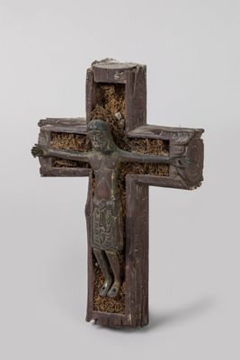 une croix sur laquelle est représenté un crucifix en forme d'homme sur la croix