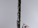 un gros plan d'un saxophone suspendu à un fil au mur