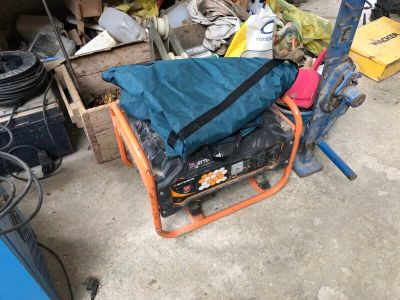 une image d'un tas de ferraille dans un garage