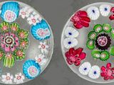 deux assiettes aux motifs différents posées sur une table