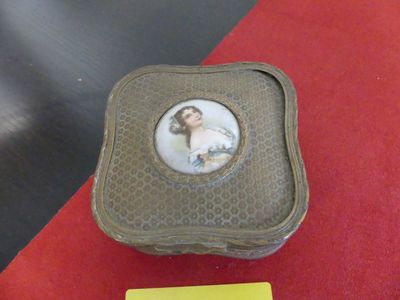 BOITE en métal à décor d'entrelacs et fleurettes, le couverc…