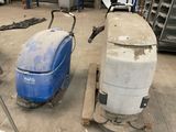 deux machines posées sur une palette dans un entrepôt