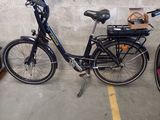 deux vélos garés l'un à côté de l'autre sur un parking