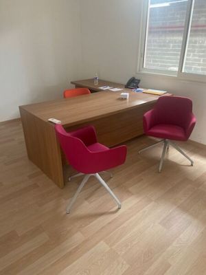 deux chaises placées devant un bureau