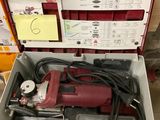 une boîte contenant des outils posée sur une table