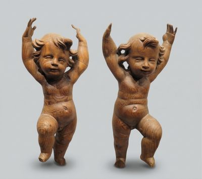 une paire de figurines en bois sculpté représentant un garçon et une fille