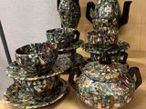 plusieurs morceaux de verre de mosaïque posés sur une table en bois