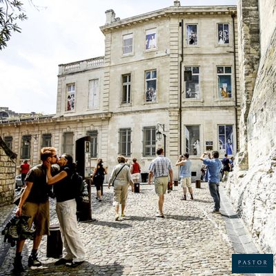 de nombreuses personnes marchant dans une rue pavée en ville