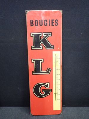 une vieille enseigne rouge et noire sur laquelle est inscrit « klg »