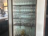une vitrine contenant des verres à vin