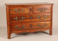 Commode rectangulaire, en bois noyer mouluré ouvrant par qua… (photo 3)