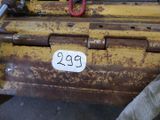 un gros plan sur une fourche et une plaque d'immatriculation à l'arrière d'un tracteur