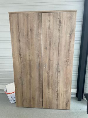 un grand meuble en bois dans le coin d'une pièce