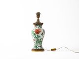 une lampe posée sur une table, sur fond blanc