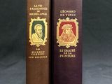 Les deux livres sont posés côte à côte sur une surface noire.