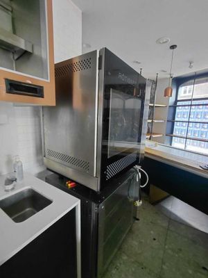 un micro-ondes posé sur le comptoir d'une cuisine