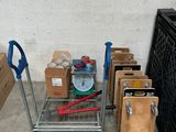de nombreuses boîtes et outils posés sur un chariot dans un garage