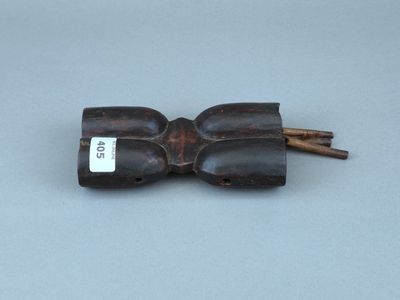 un vieux nœud papillon en bois muni d'une étiquette