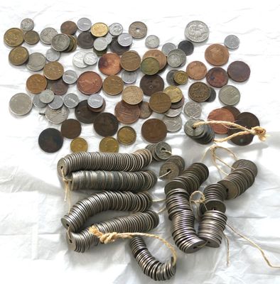 beaucoup de pièces qui traînent sur une table