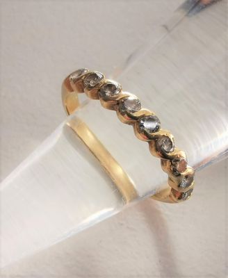 Une demi alliance or et 9 petits diamants - taille 51 - poid…