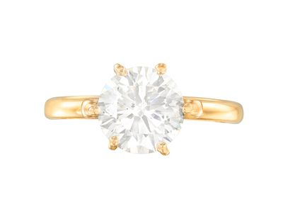 gros plan d'une bague en diamant sur fond blanc