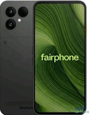 la face avant et la face arrière d'un smartphone noir sur fond de feuille verte