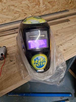 une photo d'un casque de soudage posé sur un établi