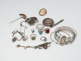beaucoup de bijoux sur une surface blanche