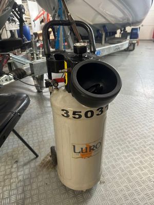 une image d'un petit compresseur d'air dans un garage